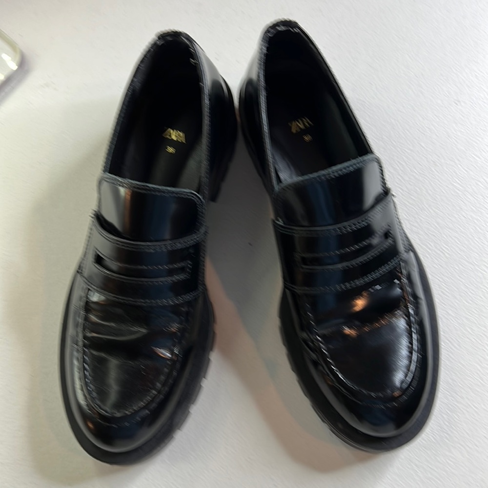 Size 38.   US size 7.5. In immaculate condition